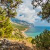 Kaya ve Deniz Arasındaki Plaj Duvar Posteri