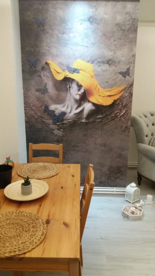 Kabartma Şapkalı Kadın 3D Duvar Posteri Sarı