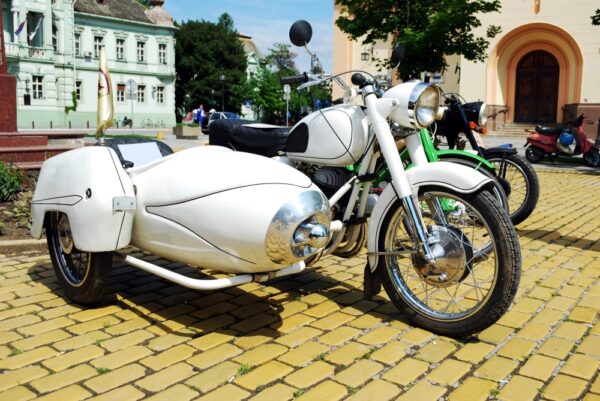 Nostaljik Çift Kişilik Motor Duvar Kağıdı