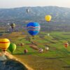 Kapadokya Vadisinde Renkli Sıcak Hava Balonları