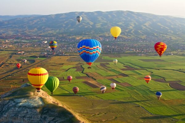 Kapadokya Vadisinde Renkli Sıcak Hava Balonları