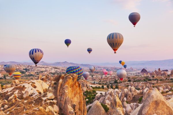 Kapadokya'da Uçan Renkli Hava Balonları